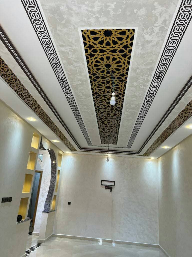 Faux plafond à médaillon arabesque doré et frises grecques