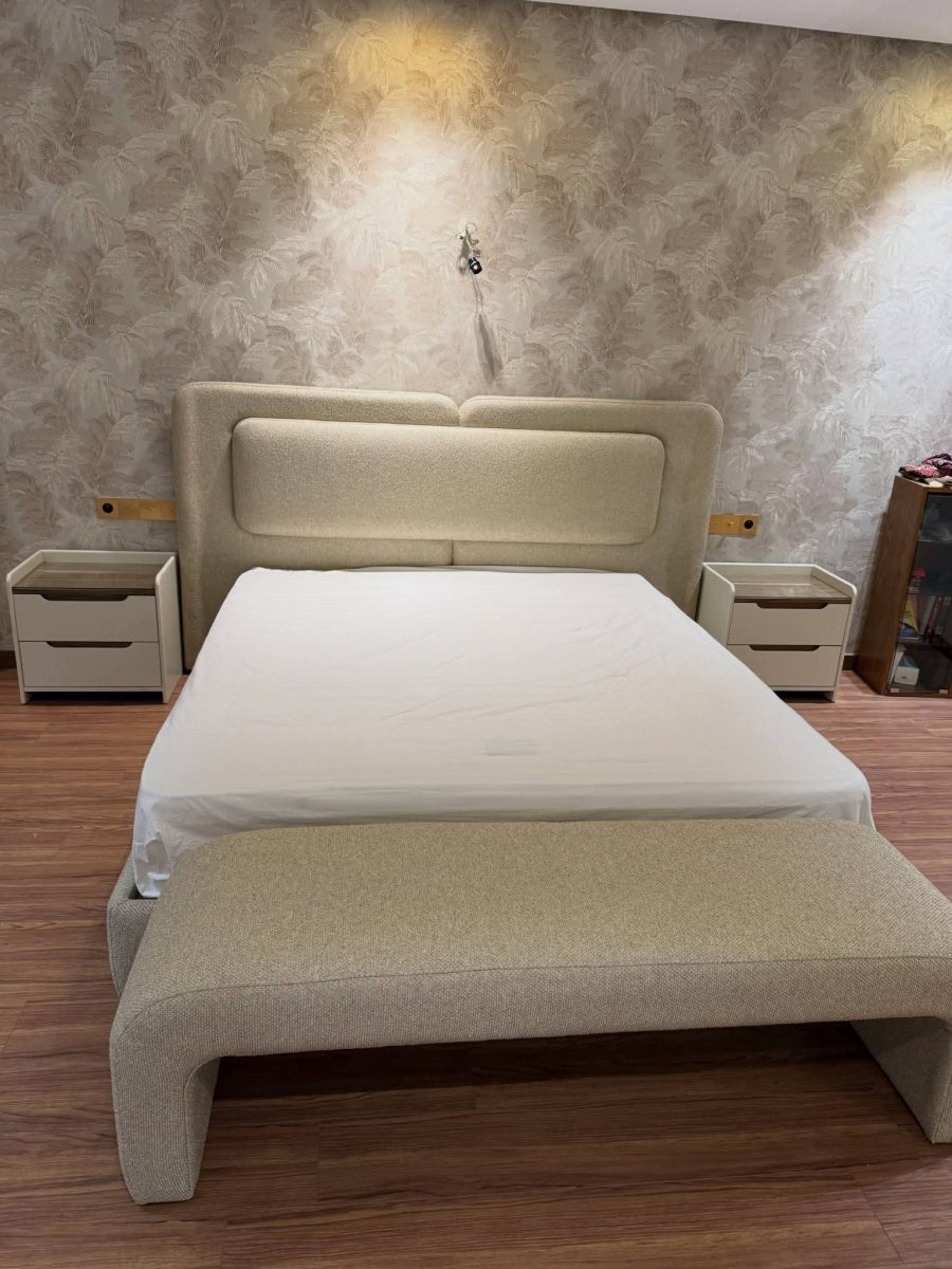 Chambre avec lit à tête capitonnée bouclée et bout de lit