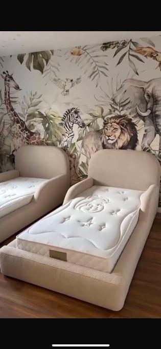 Lits enfants jumeaux beige devant un papier peint jungle
