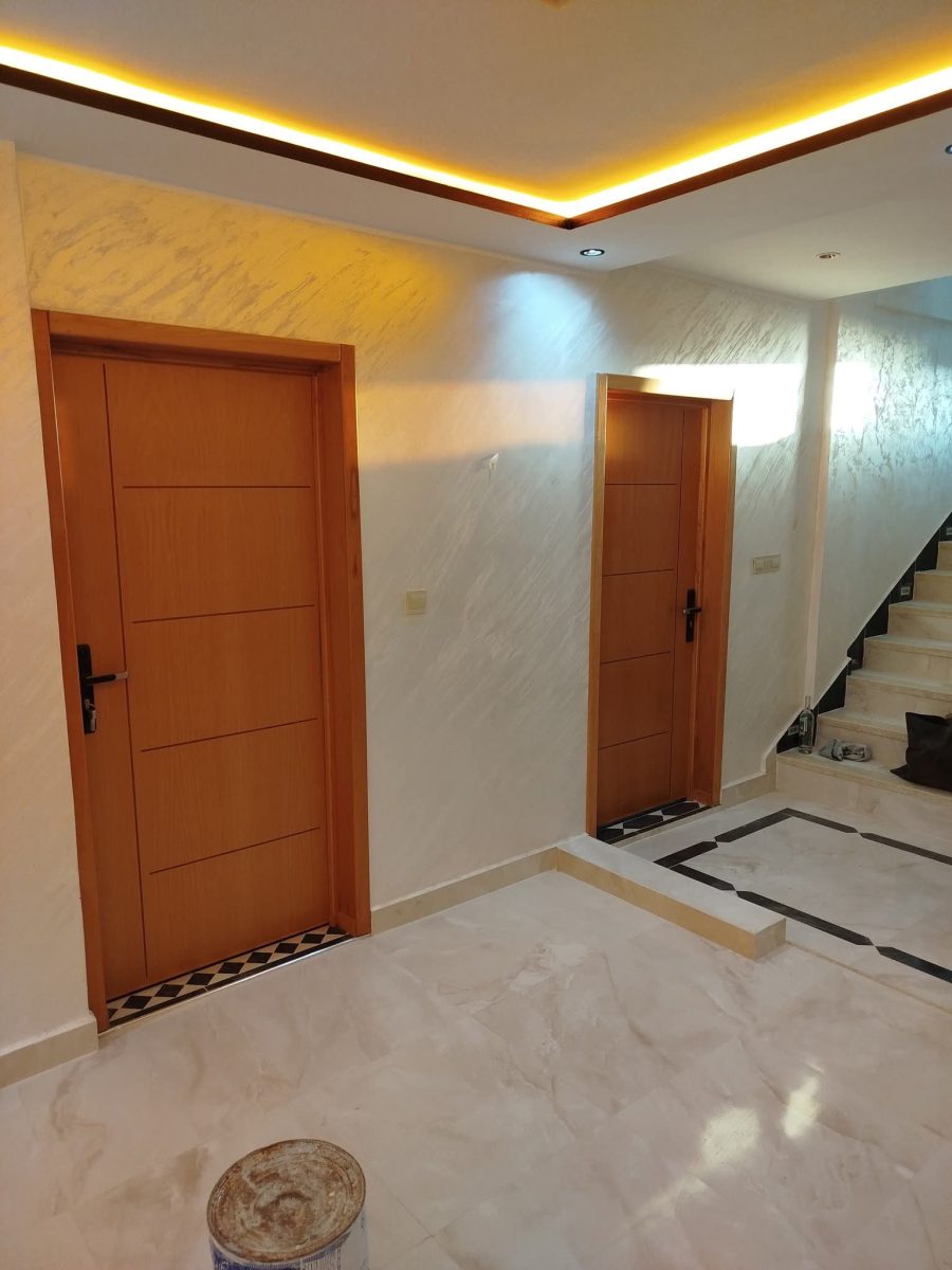 Hall d'entrée à portes vernies et enduit nacré à gorge LED