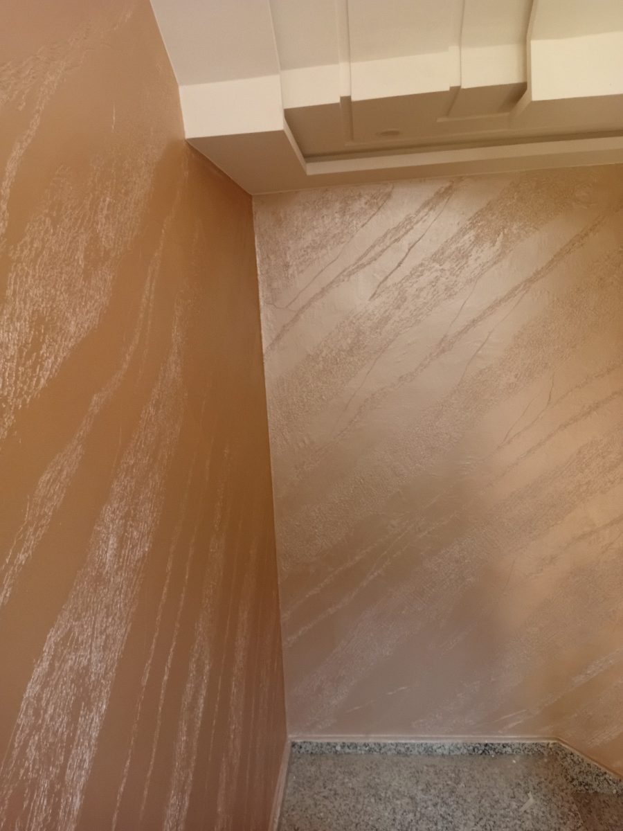 Angle de mur en enduit décoratif métallisé cuivre-rose