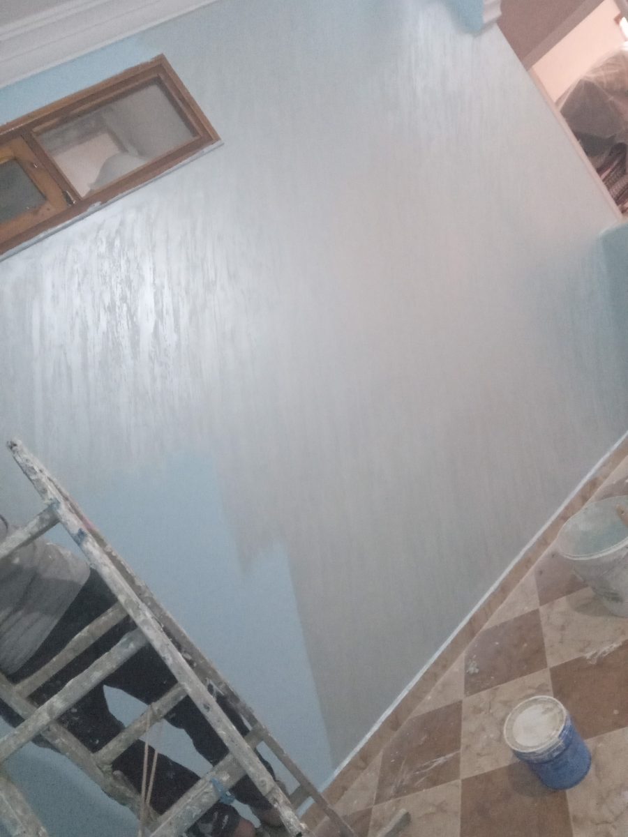 Mur en cours de peinture bleu ciel et gris
