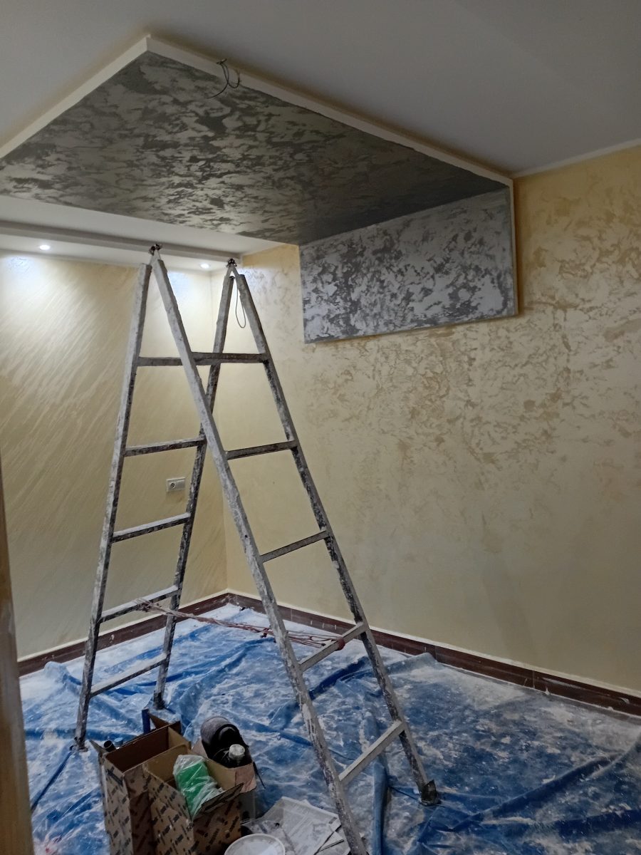 Faux plafond à retombée en enduit gris nacré