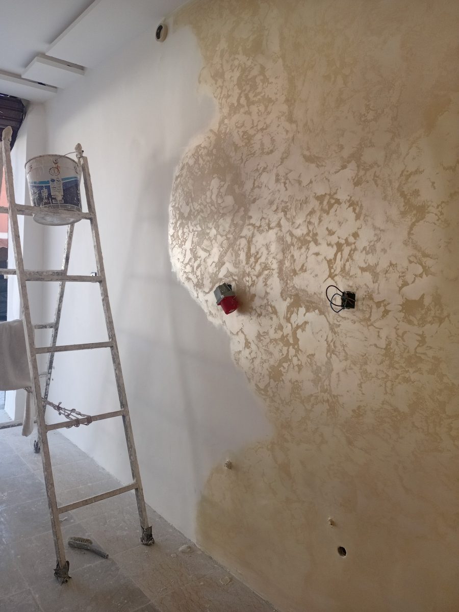 Mur en enduit décoratif nacré beige à effet nuage