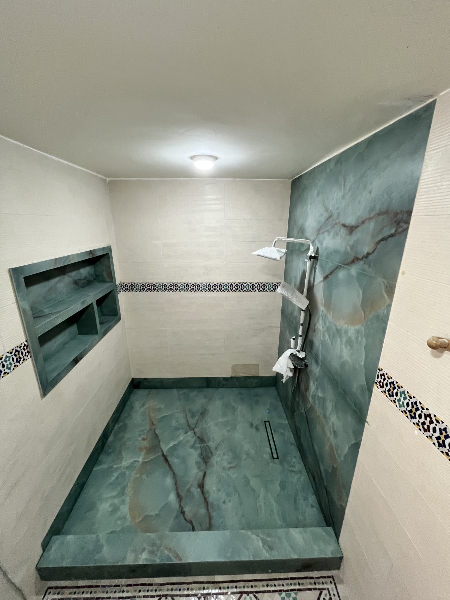 Cabine de douche en marbre-onyx vert émeraude avec niche