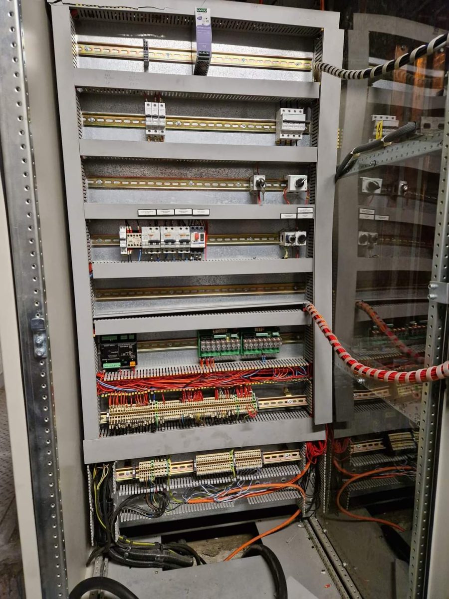 Armoire électrique et d'automatisme très densément câblée