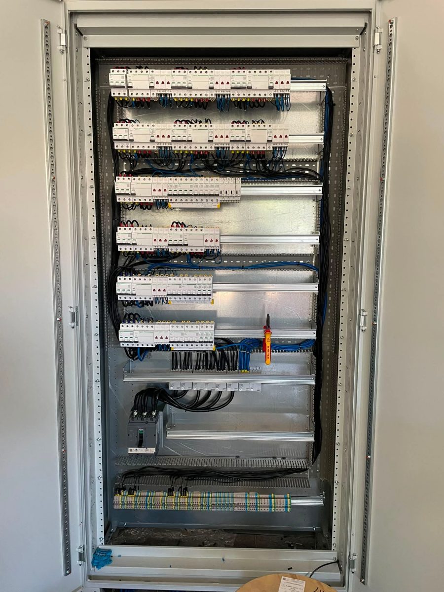 Armoire de distribution électrique à plusieurs rangées de disjoncteurs