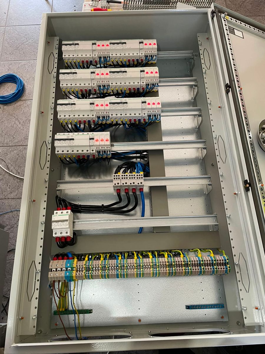 Grande armoire électrique câblée à disjoncteurs et différentiels