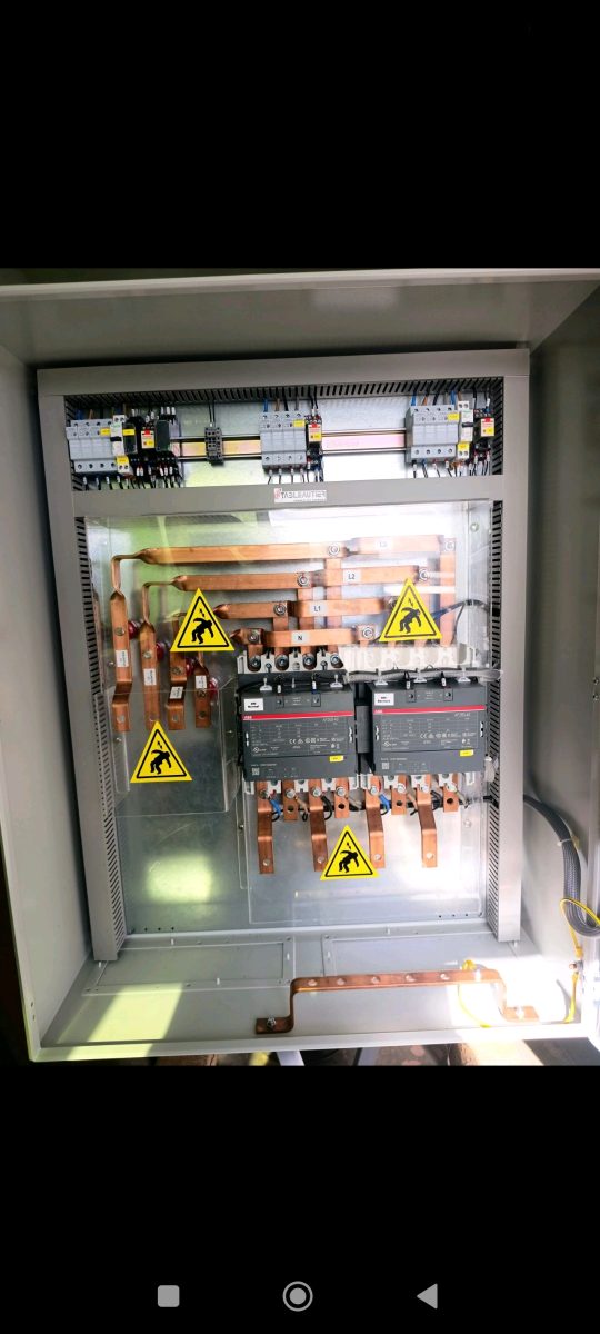 Armoire de puissance à inverseur de source et jeux de barres cuivre