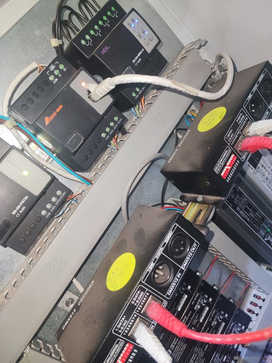 Modules de domotique et décodeurs DMX câblés en armoire
