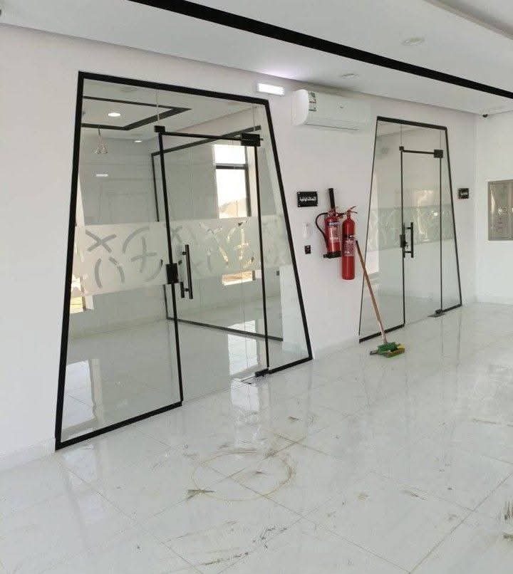 Portes vitrées pivotantes à cadre aluminium noir et verre dépoli
