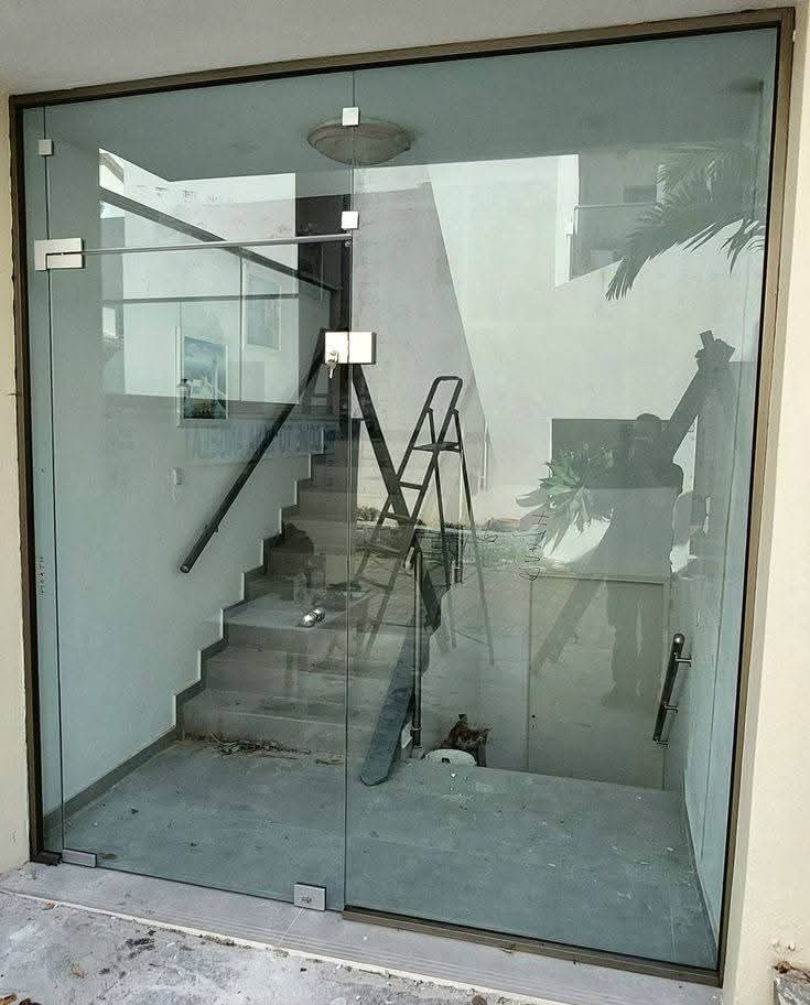 Façade vitrée en verre securit fermant une cage d'escalier