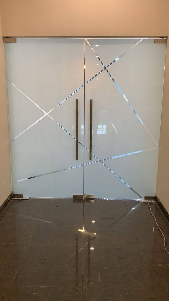 Double porte en verre securit dépoli à décor géométrique