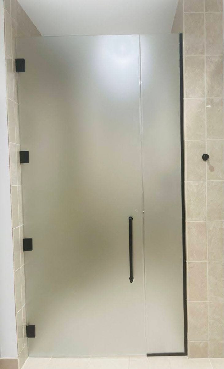 Paroi de douche fixe en verre dépoli à cadre noir