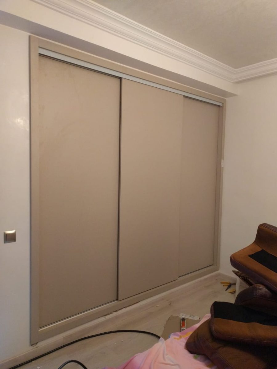 Placard à portes coulissantes en mélaminé taupe brillant