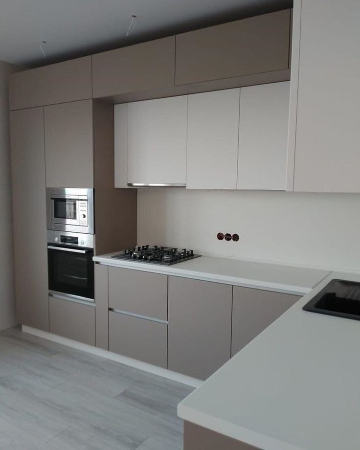 Cuisine en L à façades taupe et crème mat avec plan blanc