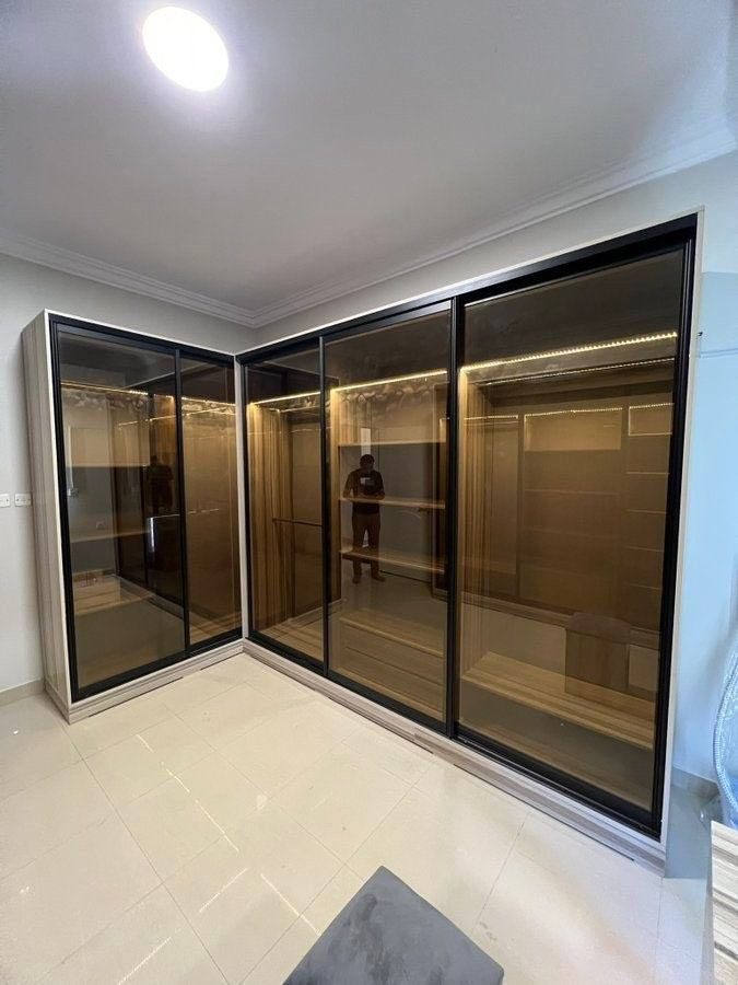 Dressing d'angle à portes en verre fumé et cadre aluminium noir