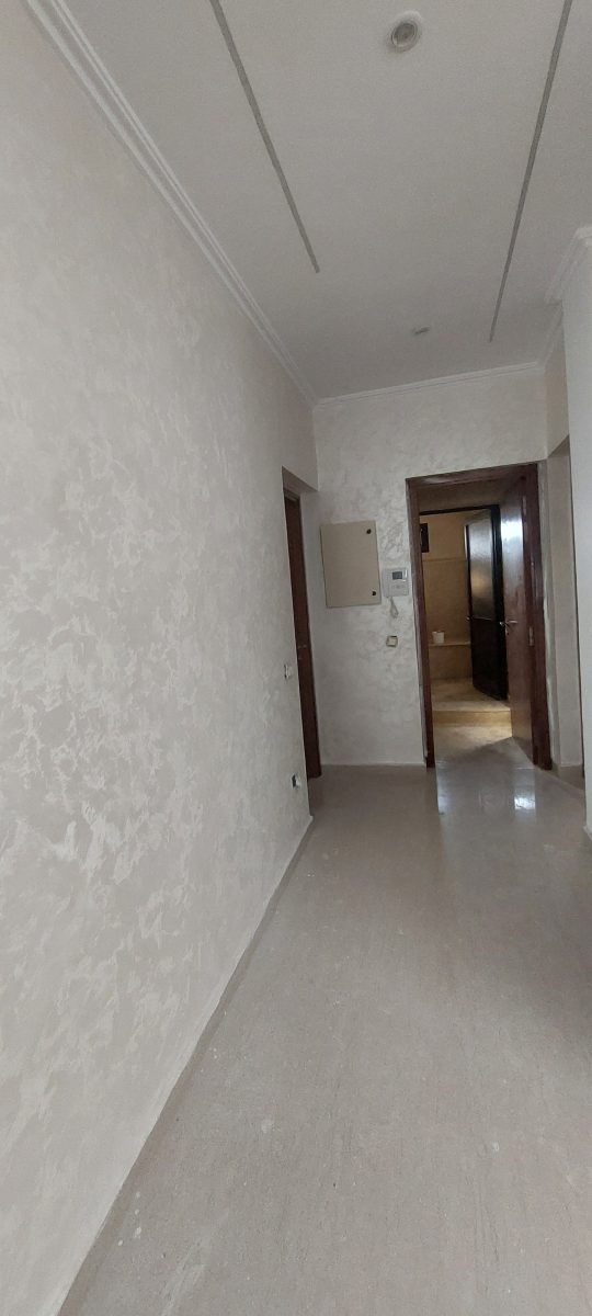 Couloir en peinture décorative nacrée effet marbré beige
