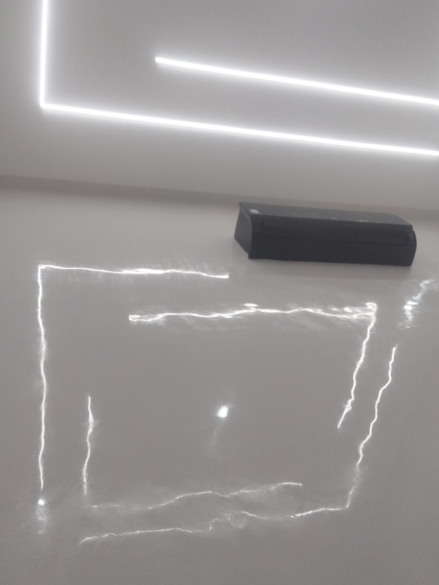 Faux plafond à lignes lumineuses LED en U et climatiseur gainable