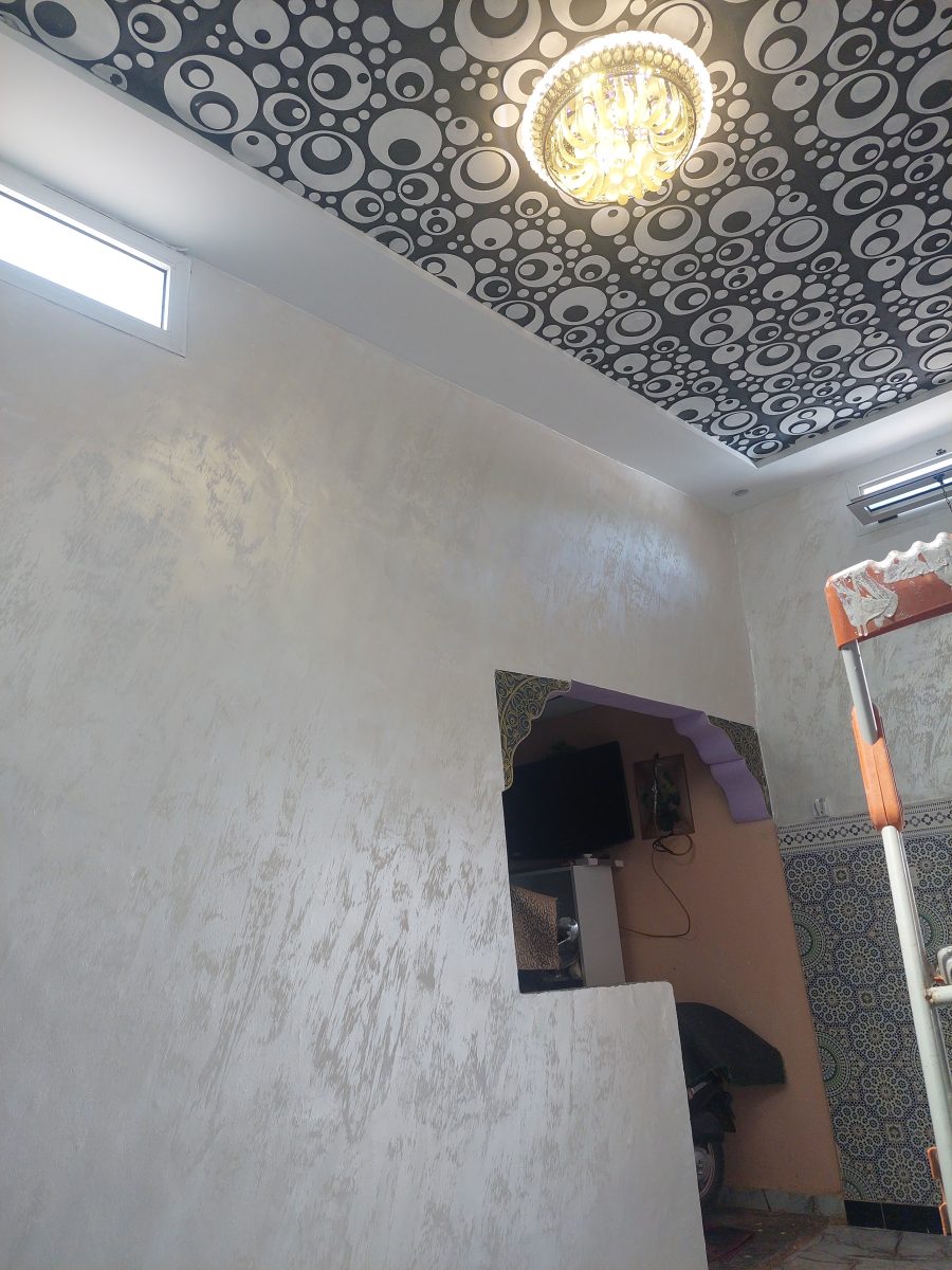 Plafond tendu imprimé à motif de bulles avec lustre