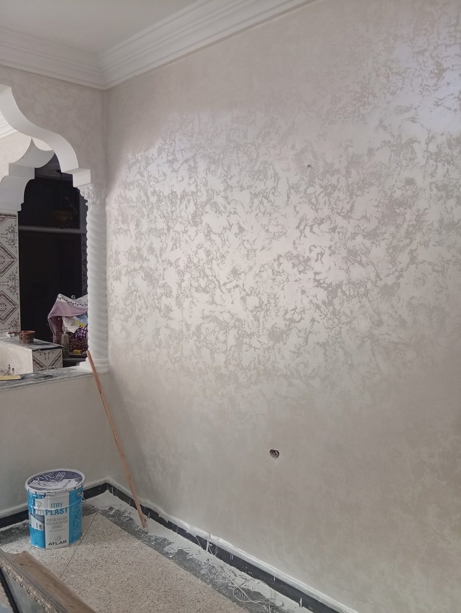 Mur en peinture décorative métallisée gris-argenté dans un salon marocain