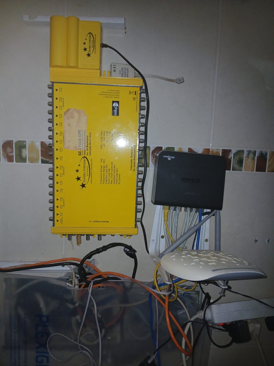Multiswitch satellite et routeur câblés au mur