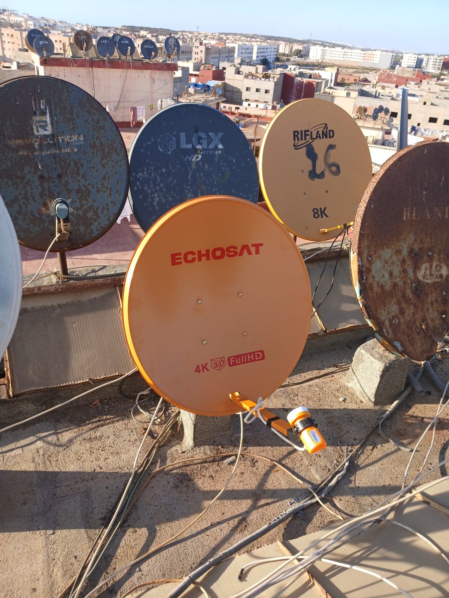 Groupe de paraboles satellite de differentes marques sur une terrasse