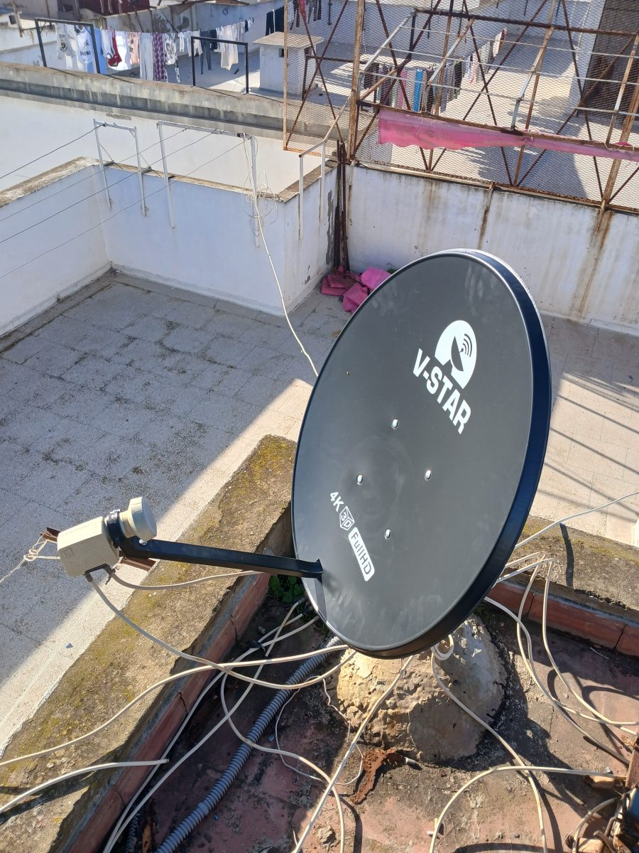 Parabole satellite installée sur une terrasse