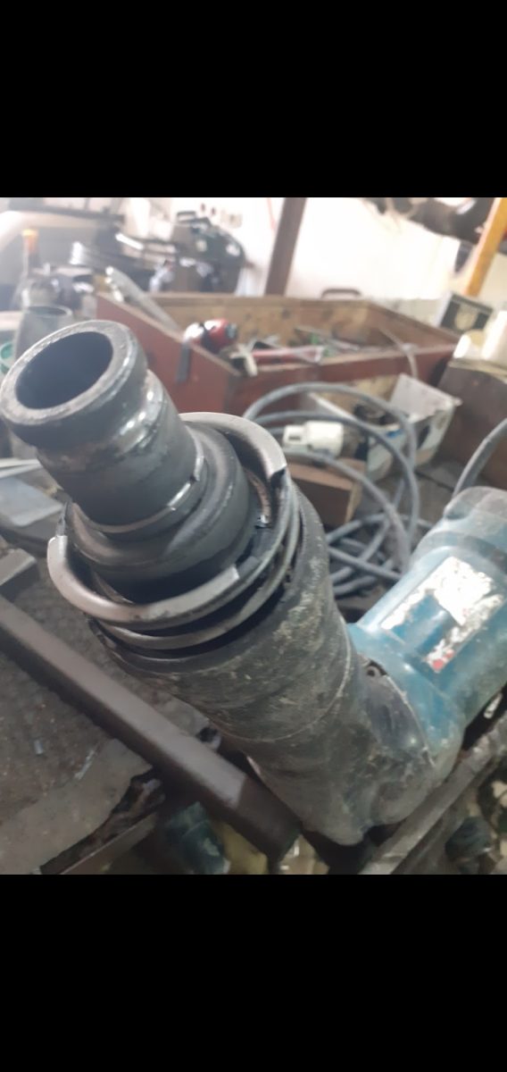 Perforateur en réparation sur un établi d'atelier