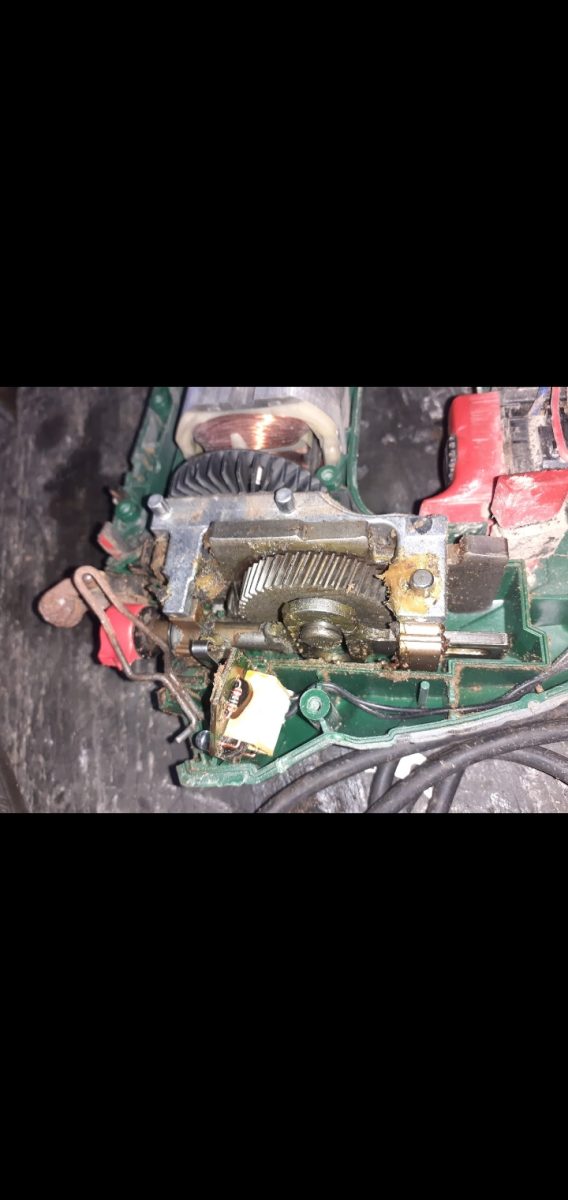 Intérieur d'un outil électroportatif ouvert en réparation