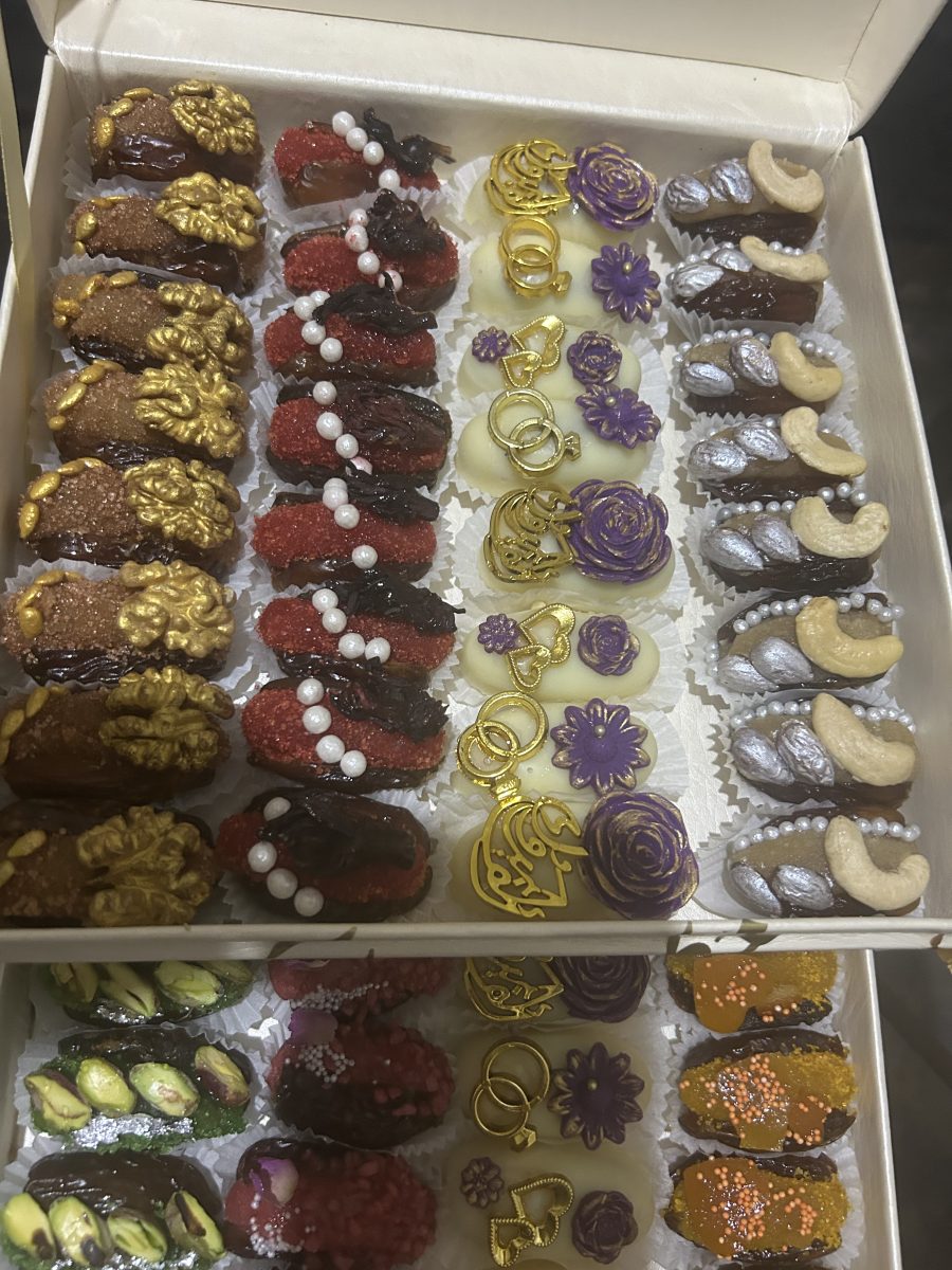 Coffret de dattes fourrées décorées à la pâte d'amande