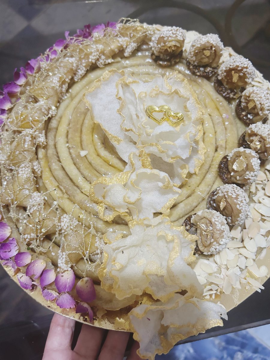 Gâteau marocain en spirale décoré de feuille d'or et pétales