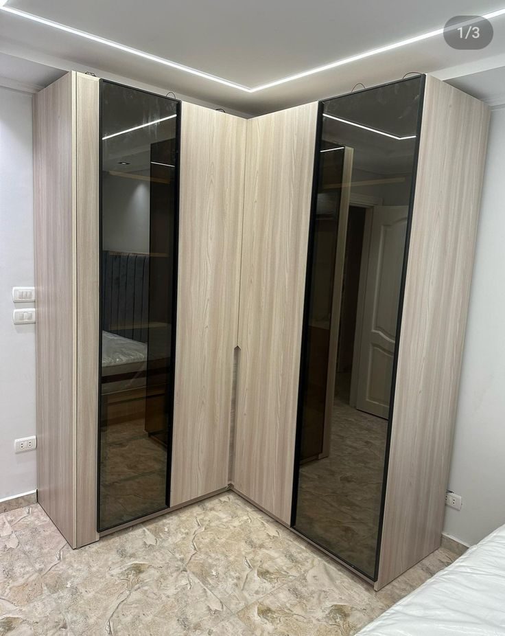 Armoire d'angle en mélaminé frêne à portes miroir fumé