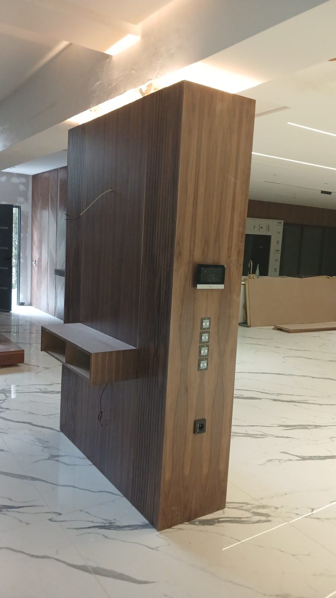 Meuble séparateur en bois de noyer avec console suspendue