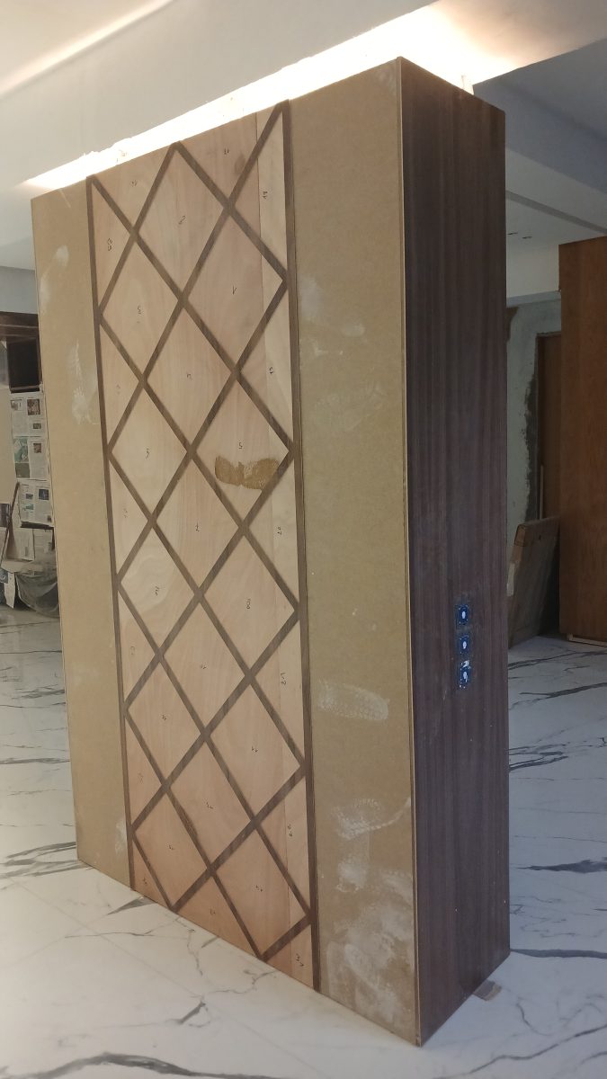 Caisson d'armoire à motif losange en cours de fabrication