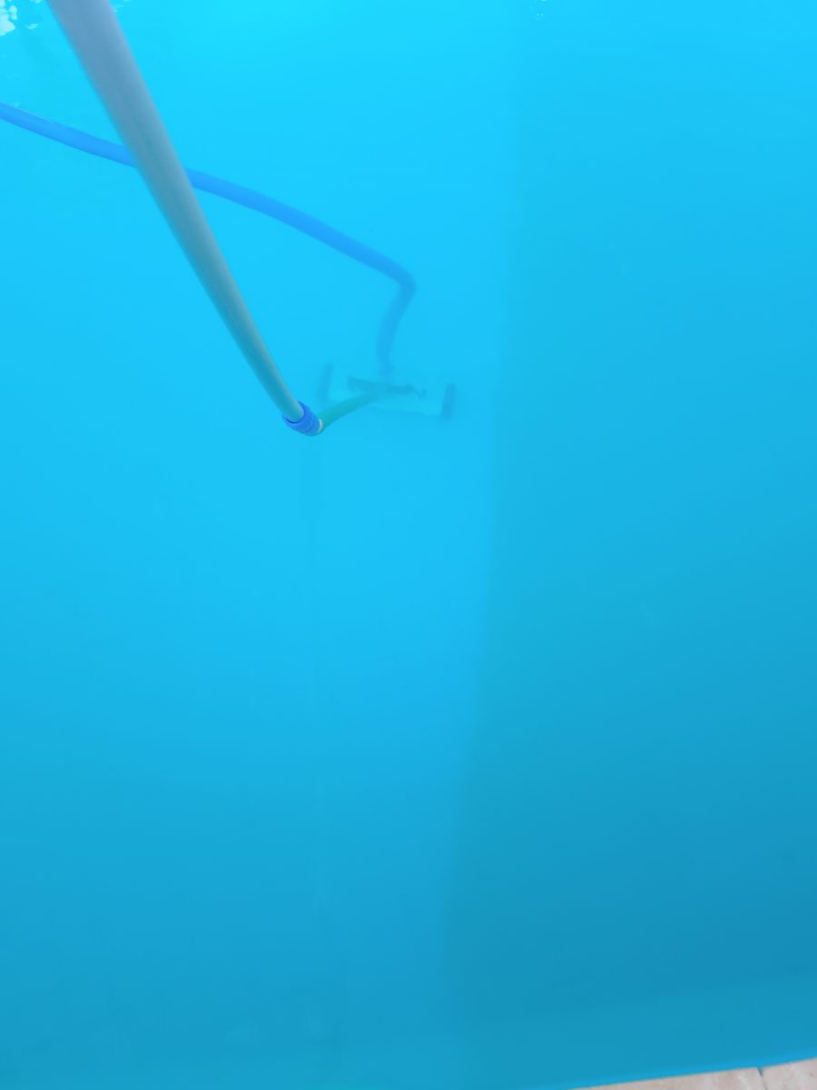 Nettoyage du fond d'une piscine au balai aspirateur
