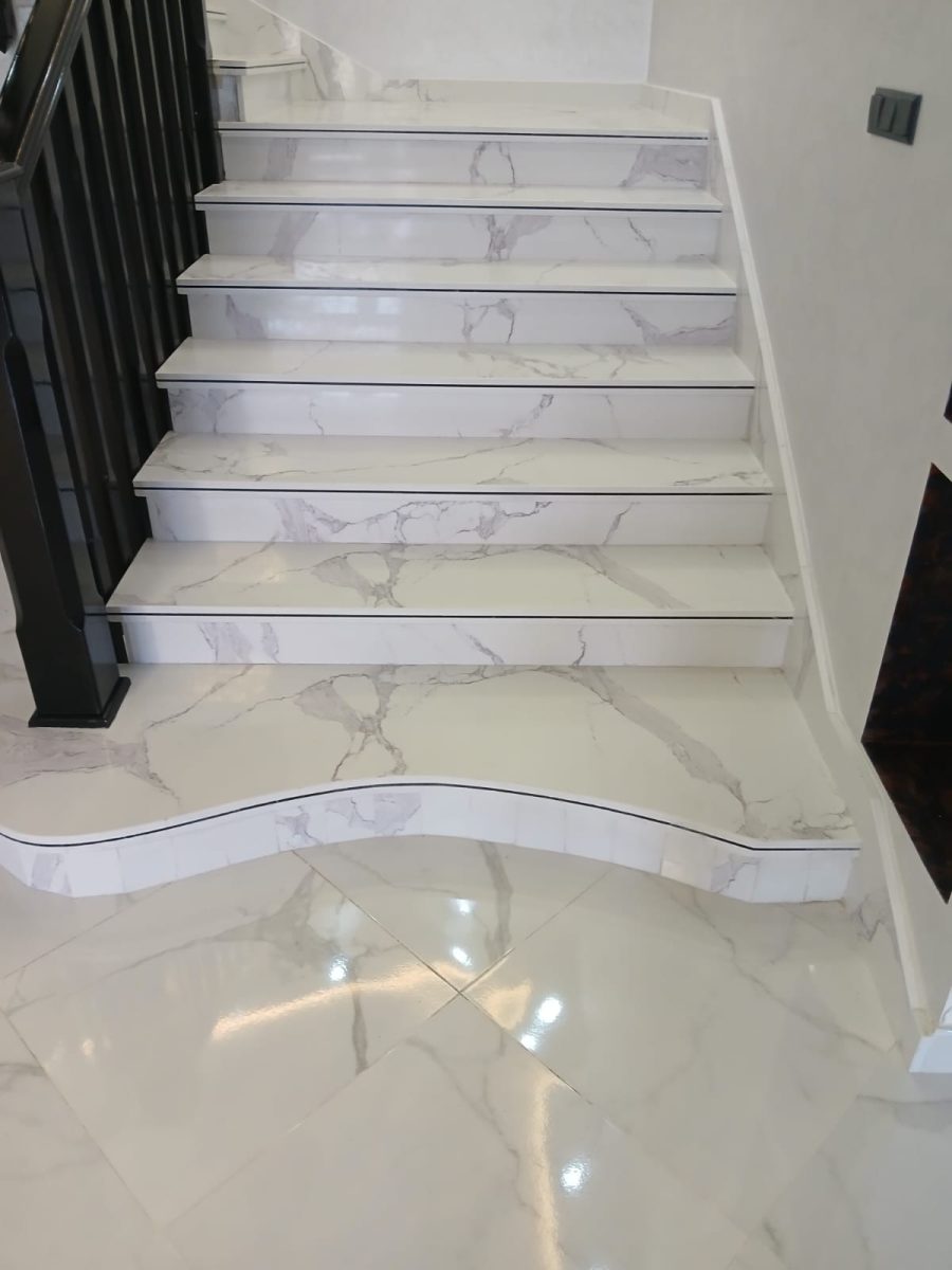 Escalier en marbre beige et contremarches noires poli brillant