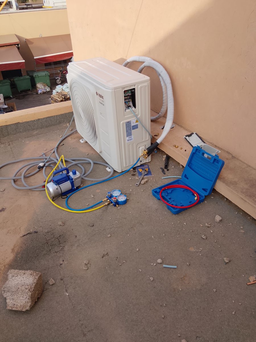 Groupe extérieur de climatisation installé sur console murale
