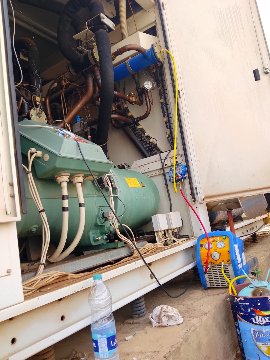 Climatiseur cassette encastré au plafond, en cours d'installation
