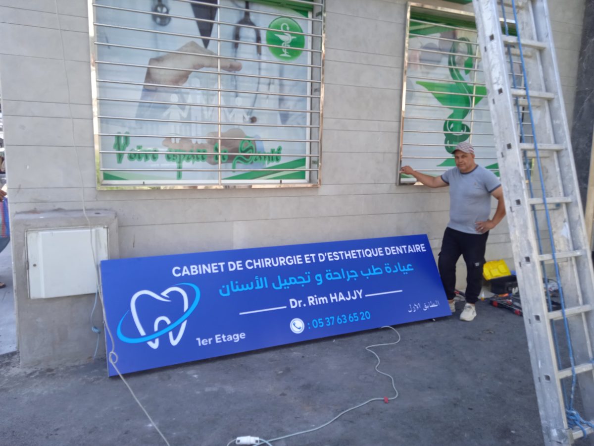 Pose d'une enseigne lumineuse de cabinet dentaire sur une façade