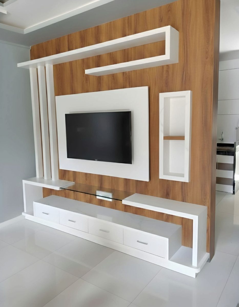 Meuble TV mural design en bois et laqué blanc à étagères