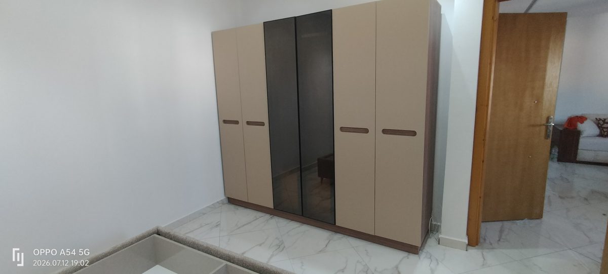 Armoire à six portes en mélaminé taupe et verre fumé