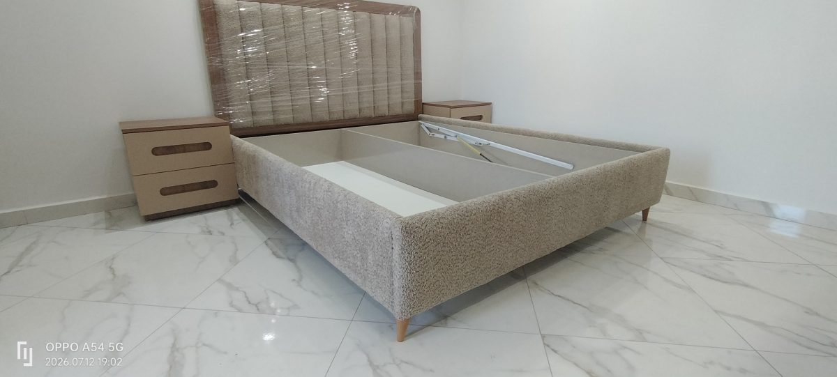 Cadre de lit capitonné beige avec tête en mélaminé et chevets