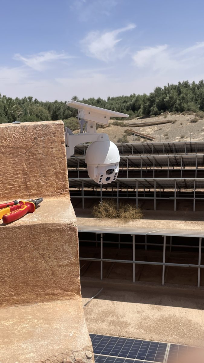 Caméra PTZ solaire sur un muret au-dessus de panneaux solaires