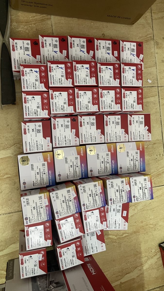 Stock de caméras de surveillance en boîtes avant installation