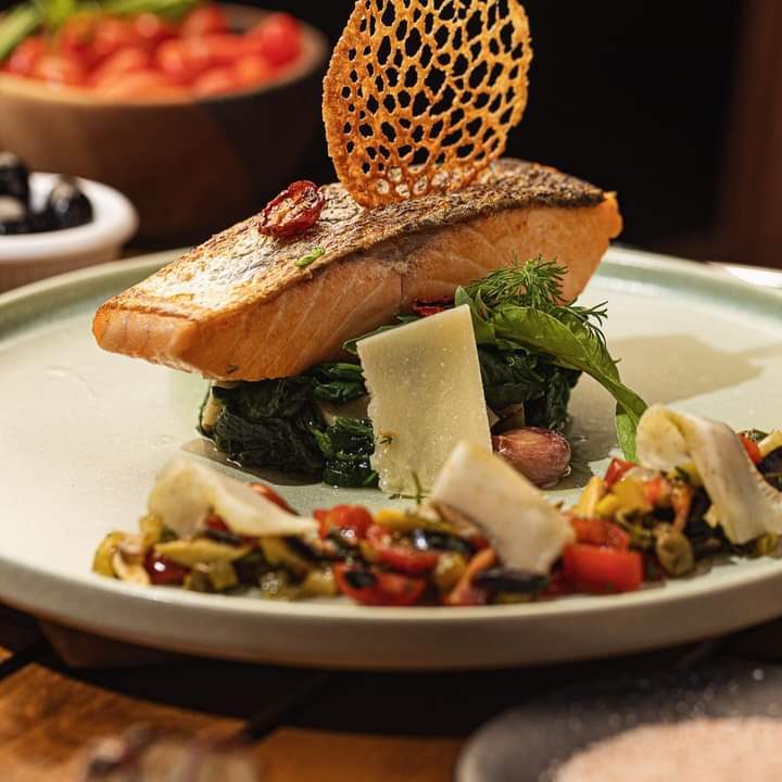 Pavé de saumon grillé sur épinards avec tuile en dentelle