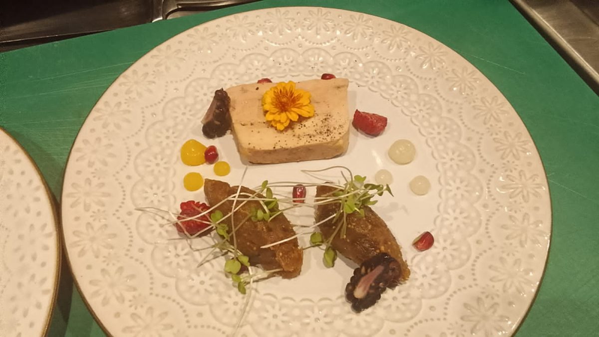 Terrine de foie gras et poulpe grillé finement dressés