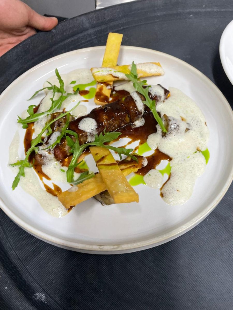 Assiette gastronomique de viande en sauce joliment dressée
