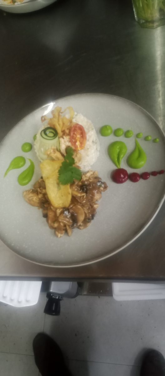 Assiette dressée d'émincé de poulet aux champignons et riz