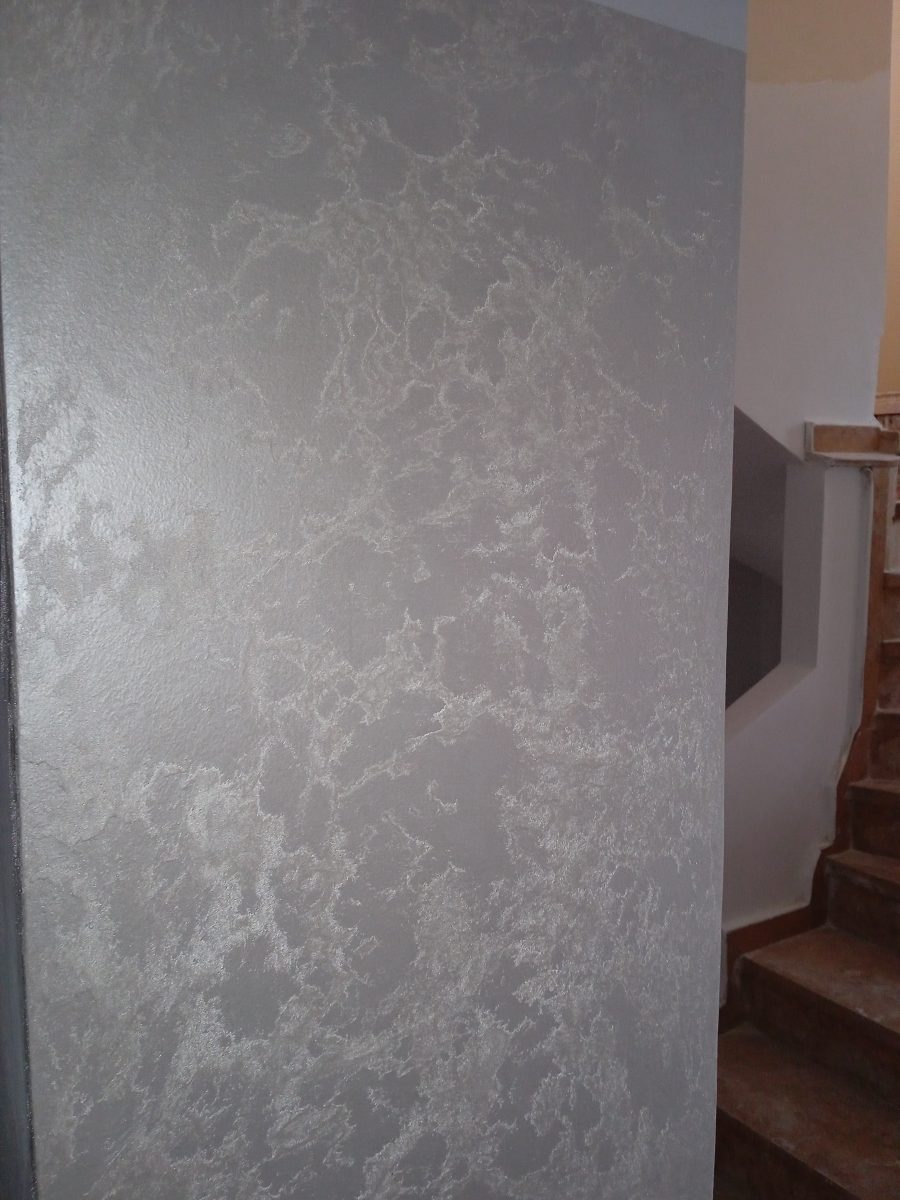 Mur de cage d'escalier en enduit décoratif gris nacré